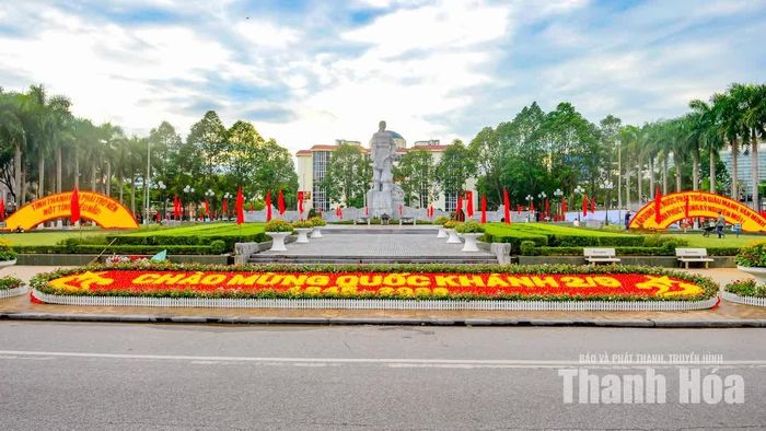 Những ngày này, không khí hướng tới kỷ niệm 81 năm Cách mạng Tháng Tám và Quốc khánh 2/9 hiện diện rõ nét trên nhiều tuyến đường, khu dân cư, cơ quan, đơn vị ở các phường trung tâm của tỉnh.