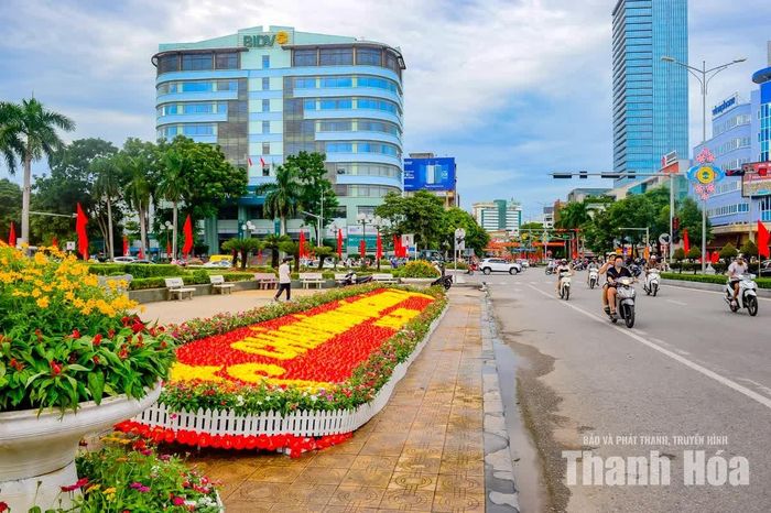 Hướng tới kỷ niệm 81 năm Cách mạng Tháng Tám và Quốc khánh 2/9, công tác tuyên truyền, trang trí trực quan được triển khai tại nhiều khu vực công cộng, tuyến phố trung tâm và khu dân cư, góp phần tạo thêm không khí phấn khởi, trang nghiêm đón ngày lễ lớn của đất nước.