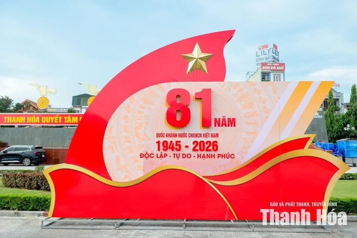Các cụm pano, áp phích tập trung tuyên truyền về Cách mạng Tháng Tám và Quốc khánh 2/9, góp phần lan tỏa không khí phấn khởi, tự hào và nhắc nhớ về dấu mốc lịch sử trọng đại của dân tộc.