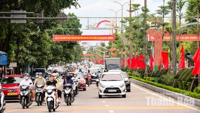 Trên đường Bà Triệu, phường Hạc Thành, hồng kỳ, băng rôn được trang trí đồng bộ.