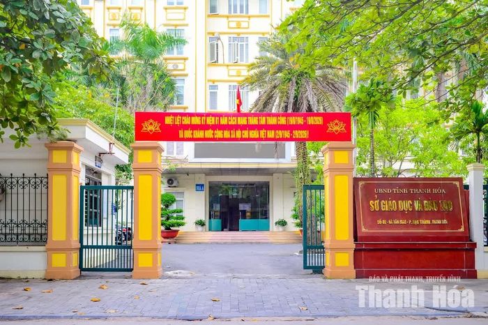 Trụ sở cơ quan, đơn vị cũng được trang hoàng băng rôn, khẩu hiệu chào mừng ngày lễ lớn của đất nước.