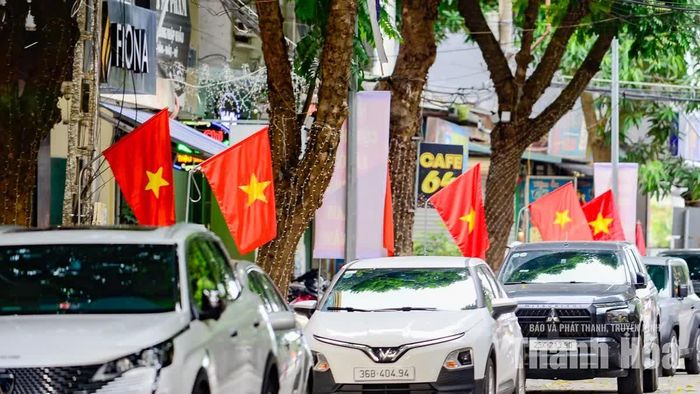 Sắc đỏ của cờ Tổ quốc tung bay, tô điểm cho các tuyến phố, tạo nên không khí lễ hội trang nghiêm và đầy tự hào.