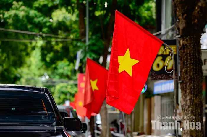 Trong dòng xe và nhịp sống thường ngày, những lá cờ Tổ quốc trở thành điểm nhấn giản dị nhưng giàu sức gợi, làm không gian đô thị như khoác lên mình một diện mạo mới.