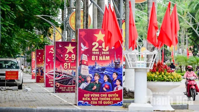 Trên Đại lộ Lê Lợi, phường Hạc Thành những lá cờ đỏ sao vàng tung bay dọc tuyến đường xen giữa các cụm pano, áp phích tuyên truyền được bố trí tại những vị trí dễ quan sát làm không gian đô thị thêm rực rỡ, trang nghiêm.