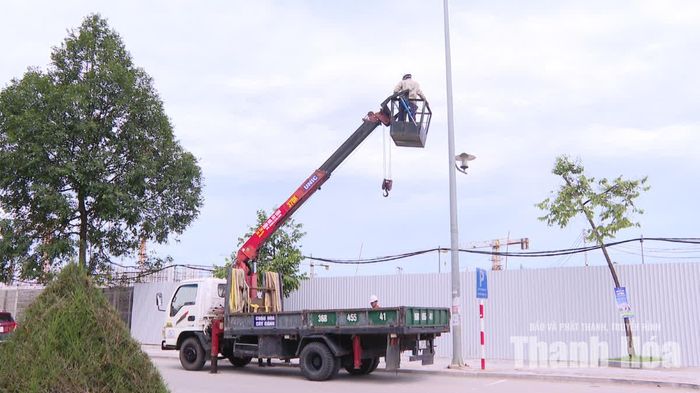 Đơn vị tu sửa hệ thống đèn chiếu sáng tại đường Nguyễn Duy Hiệu đang đẩy nhanh tiến độ thi công.