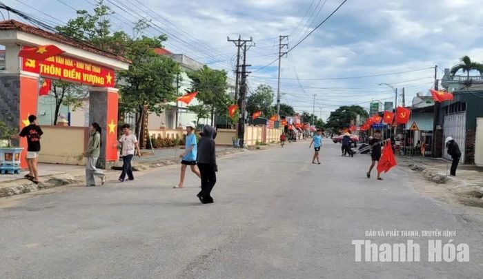 Người dân xã Quảng Bình chỉnh trang cảnh quan, cắm cờ Tổ quốc chào mừng Quốc khánh 2/9.