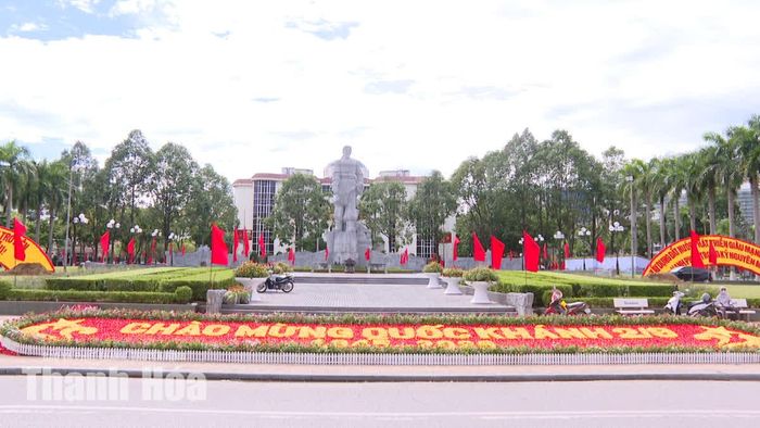 Dải hoa tươi kết chữ “Chào mừng Quốc khánh 2/9” tại khu vực tượng đài Lê Lợi.