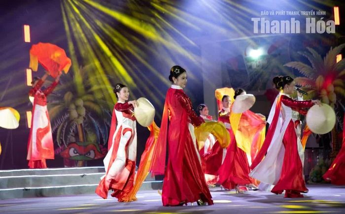 Nghệ sĩ biểu diễn hết mình trên sân khấu, tạo sự kết nối gần gũi với công chúng.