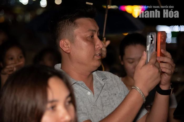 Người xem hào hứng lưu lại những khoảnh khắc đẹp tại điểm hẹn âm nhạc mới của Hải Tiến.