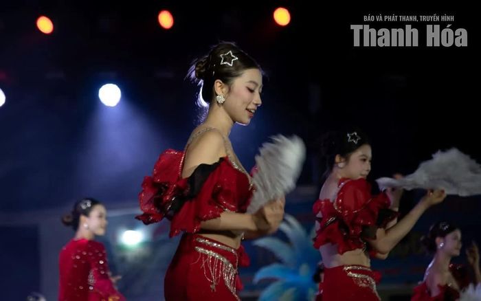 Bên cạnh những phút giây lắng đọng, chương trình còn đan xen các tiết mục Carnival, DJ - EDM hiện đại và vũ đạo sôi động, khuấy động bầu không khí biển đêm thêm phần náo nhiệt.