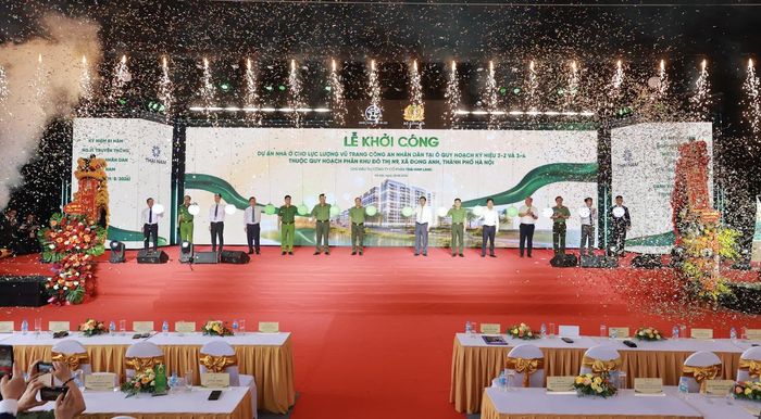 Các đại biểu thực hiện nghi thức khởi công dự án - Ảnh: Phan Dương