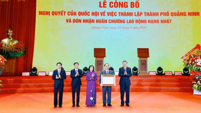 Tổng Bí thư, Chủ tịch nước Tô Lâm trao Nghị quyết của Quốc hội về thành lập thành phố Quảng Ninh cho lãnh đạo thành phố Quảng Ninh. Ảnh: QMG