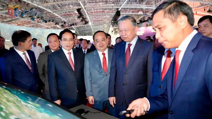 Tổng Bí thư, Chủ tịch nước Tô Lâm và các đại biểu tham quan triển lãm Quy hoạch thành phố Quảng Ninh. Ảnh: QMG.