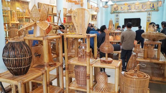 Các sản phẩm làng nghề có thêm cơ hội tiếp cận khách hàng thông qua hoạt động du lịch và trải nghiệm. Ảnh: UBND TP. Huế.
