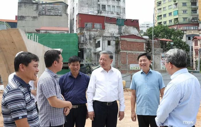 Tổng Bí thư, Chủ tịch nước Tô Lâm đi kiểm tra thực địa tại Dự án đầu tư xây dựng đường Vành đai 1 (đoạn Hoàng Cầu-Voi Phục). Ảnh: TTXVN