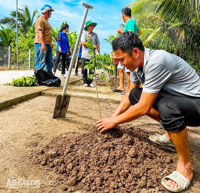 Đoàn viên, thanh niên xã Đông Hòa trồng và chăm sóc tuyến đường hoa góp phần tạo cảnh quan xanh, sạch, đẹp.