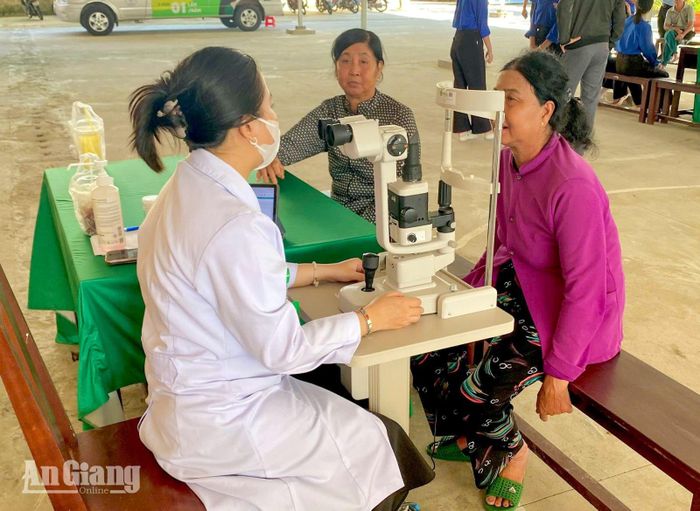 Xã đoàn Đông Hòa phối hợp Bệnh viện Mắt Sài Gòn tổ chức khám mắt và cấp thuốc miễn phí cho người dân.