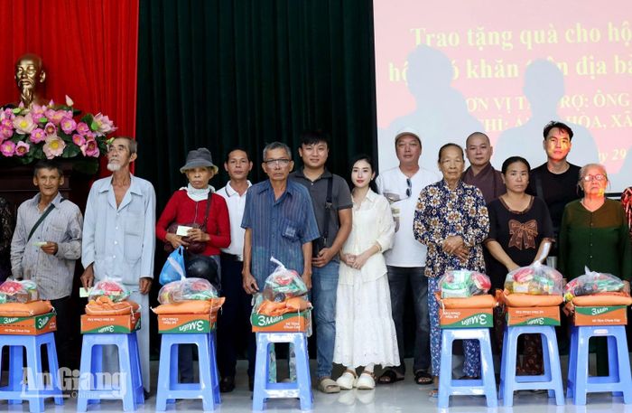 Nhà hảo tâm xã Hội An trao tặng quà cho người dân có hoàn cảnh khó khăn phường Tịnh Biên.