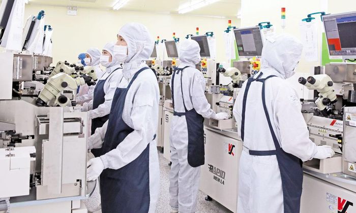 Dây chuyền sản xuất của Công ty trách nhiệm hữu hạn Hana Micron Vina (Khu công nghiệp Vân Trung). Ảnh: Đỗ Quyên.