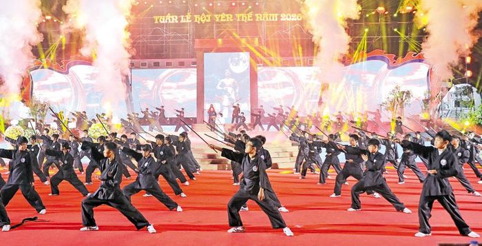 Các võ sinh đồng diễn bài võ sáo tại Di tích lịch sử Những địa điểm khởi nghĩa Yên Thế. 