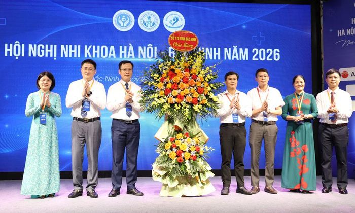  Lãnh đạo Sở Y tế tặng hoa chúc mừng hội nghị. 