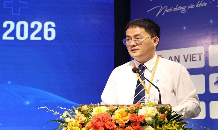  Tiến sĩ, bác sĩ Ngô Quang Hùng, Chủ tịch Hội Nhi khoa thành phố Hà Nội, Giám đốc Bệnh viện Nhi Hà Nội phát biểu khai mạc hội nghị. 