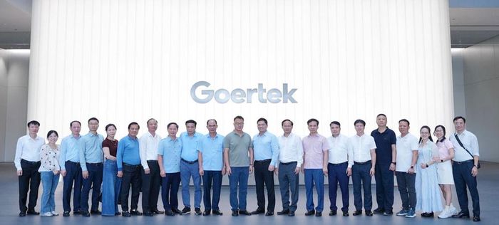  Đoàn công tác tỉnh Bắc Ninh cùng lãnh đạo Tập đoàn Goertek chụp ảnh lưu niệm tại Trung tâm R&D toàn cầu Goertek, thành phố Thanh Đảo. 
