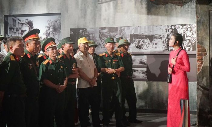 Các bác cựu chiến binh tìm hiểu lịch sử qua hệ thống tài liệu, hình ảnh và hiện vật tại Bảo tàng Lịch sử Quân sự Việt Nam.