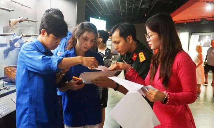 Các bạn trẻ khám phá những câu chuyện lịch sử phía sau từng hiện vật.