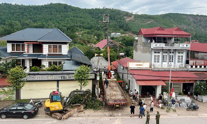  Phường Yên Dũng huy động phương tiện, thiết bị tháo dỡ công trình sạt lở. 