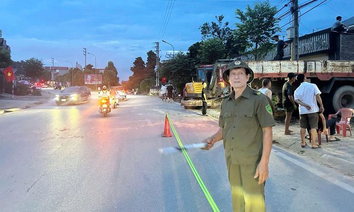 Lực lượng chức năng địa phương bảo vệ hiện trường, phân luồng giao thông tại khu vực xử lý sự cố. 