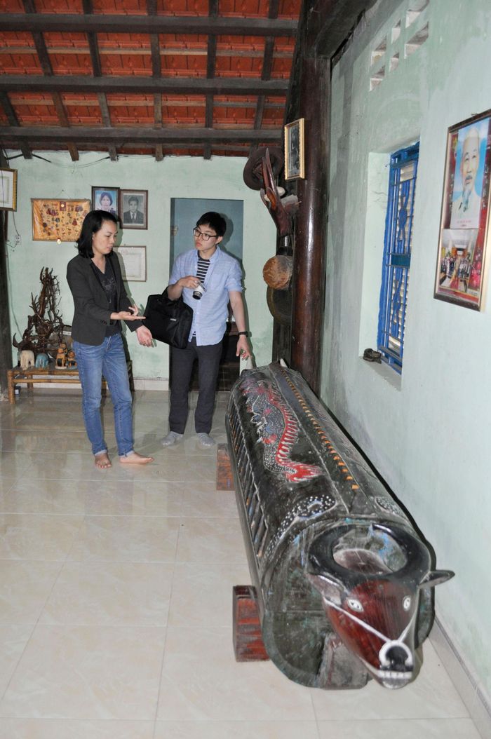 Các nhà nghiên cứu tìm hiểu chiếc quan tài độc mộc do già làng Y Kông (người Cơ Tu) tự tay đóng trước cho mình. Ảnh: HOÀI NAM