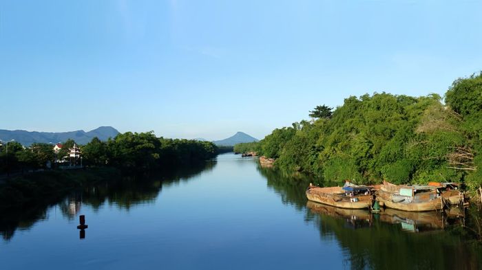 Sông Vĩnh Điện chảy qua tuổi thơ tôi. Ảnh: HỒ XUÂN TỊNH
