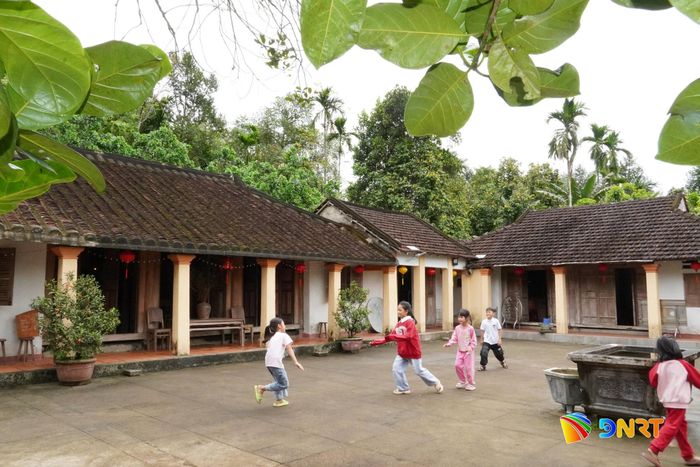 Ngôi nhà cổ hơn 150 năm tuổi của của gia đình bà Nguyễn Thị Tuyền là một trong những điểm đón khách dịp hội làng. Ảnh: D.LỆ