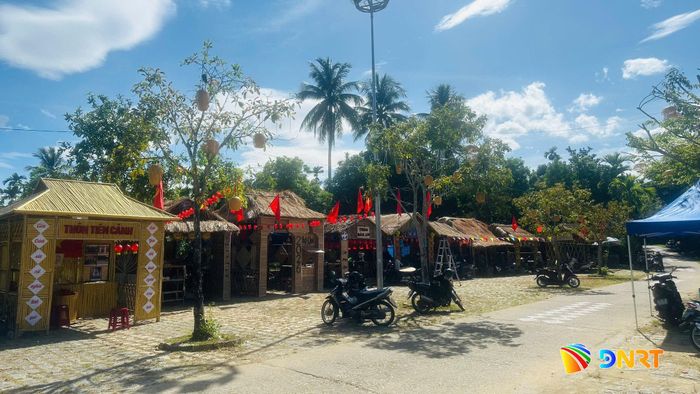 Các gian trưng bày nông sản, sản vật địa phương đã hoàn tất khâu trang trí để giới thiệu tới du khách. Ảnh: D.LỆ