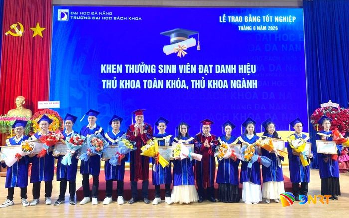 Khen thưởng sinh viên đạt danh hiệu thủ khoa toàn khóa và thủ khoa ngành. Ảnh: KHÁNH LINH
