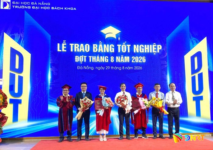 Lãnh đạo nhà trường trao bằng cho 2 tân tiến sĩ. Ảnh: KHÁNH LINH