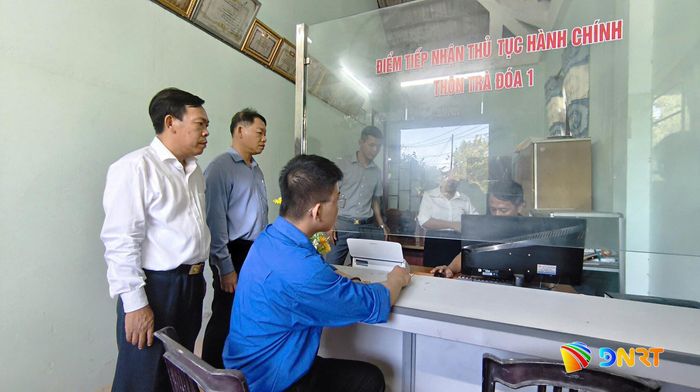 Lãnh đạo xã Thăng An tham quan mô hình tại thôn Trà Đóa 1. Ảnh: HỒNG NĂM