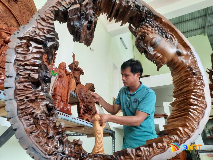 Phát huy vai trò của nghệ nhân, thợ giỏi trong việc truyền nghề và đẩy mạnh xúc tiến thương mại nhằm mở ra cơ hội cho làng nghề phát triển. Ảnh: HOÀNG ĐẠO