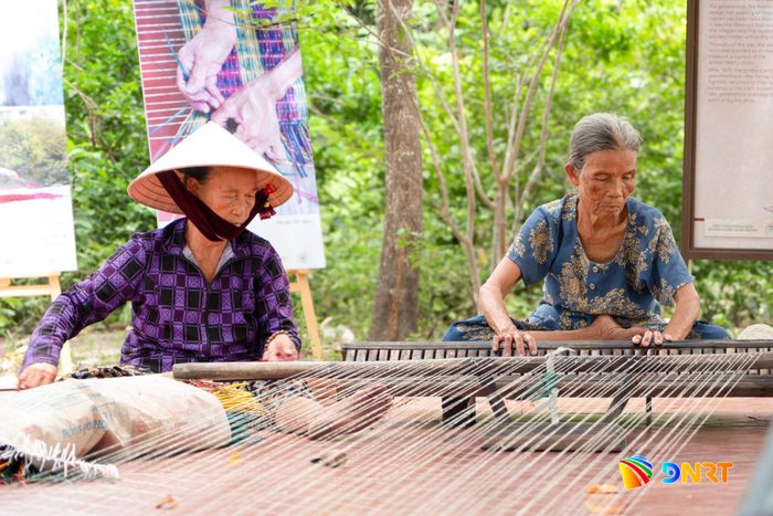 Bà Trần Thị Mai (bên trái) và bà Trần Thị Loan vẫn lặng lẽ gìn giữ nghề dệt chiếu cói ở làng Thạch Tân. Ảnh: HOÀNG ĐẠO