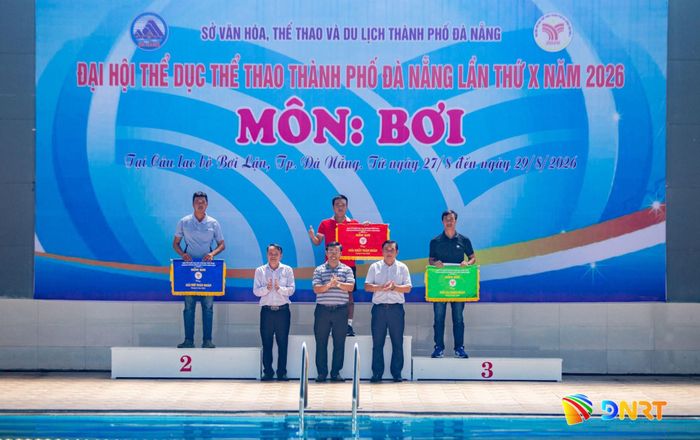 Ban tổ chức trao giải toàn đoàn cho các đội đạt thành tích cao tại giải. Ảnh: BẢO LÂM