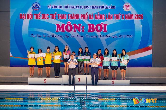 Ban tổ chức trao huy chương và giấy chứng nhận cho các vận động viên đạt thành tích xuất sắc tại giải. Ảnh: BẢO LÂM