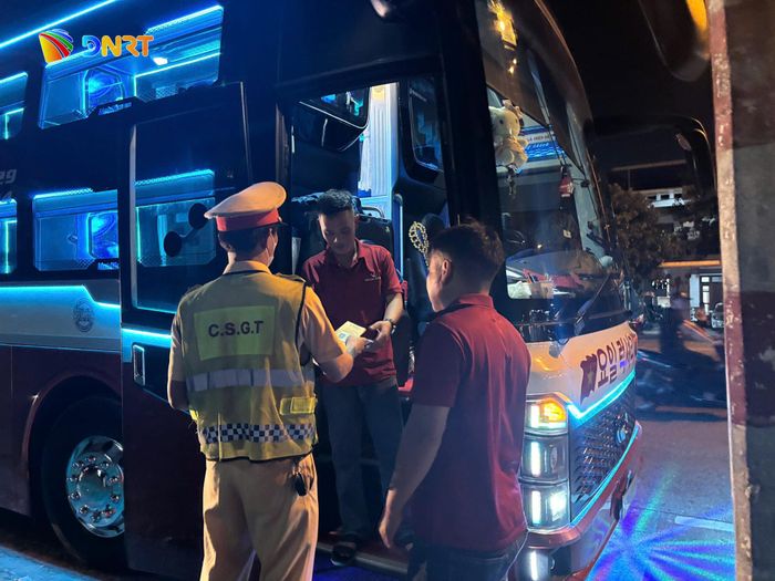 Lực lượng Cảnh sát giao thông tăng cường kiểm tra xe khách nhằm bảo đảm an toàn vận tải hành khách dịp 2/9. Ảnh: KHÁNH NGÂN