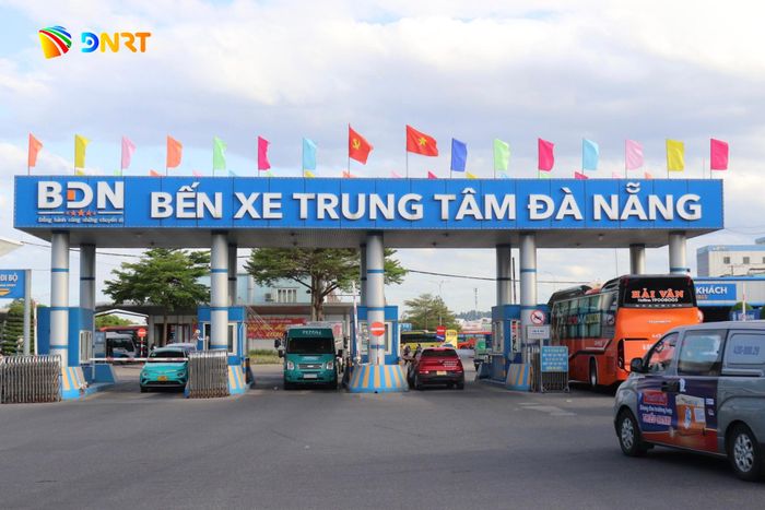Bến xe Trung tâm Đà Nẵng tấp nập xe ra vào. Ảnh: KHÁNH NGÂN