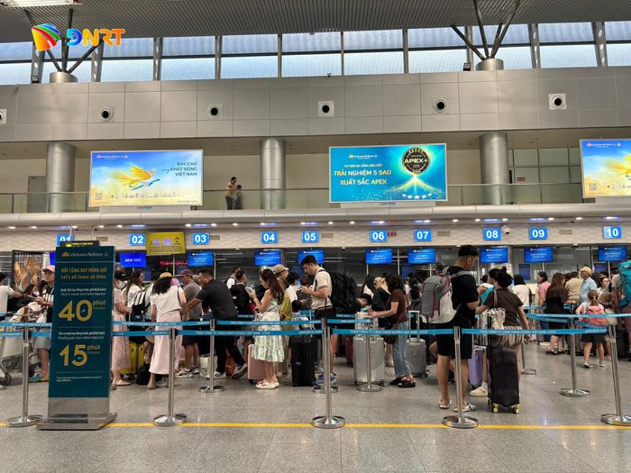Tại khu vực làm thủ tục check-in, đông hành khách xếp hàng, mang theo hành lý để chuẩn bị lên chuyến bay đến Thành phố Hồ Chí Minh, Hà Nội và các địa phương khác. Ảnh: KHÁNH NGÂN