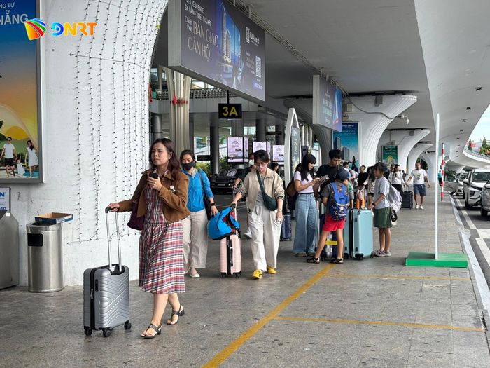 Ngay từ sáng sớm, nhiều hành khách đáp chuyến bay đến Đà Nẵng để bắt đầu hành trình du lịch, nghỉ dưỡng. Ảnh: KHÁNH NGÂN