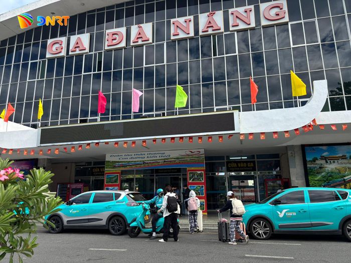 Ga Đà Nẵng nhộn nhịp hành khách mang theo hành lý, chuẩn bị lên tàu về quê. Ảnh: KHÁNH NGÂN