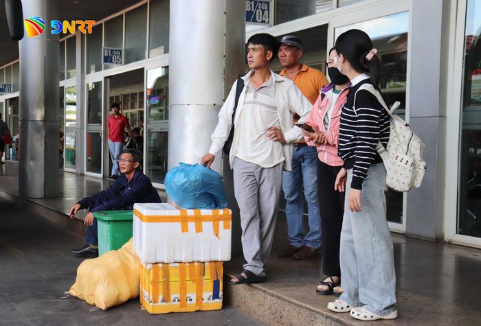 Nhiều gia đình tranh thủ về quê thăm ông bà, người thân. Ảnh: KHÁNH NGÂN