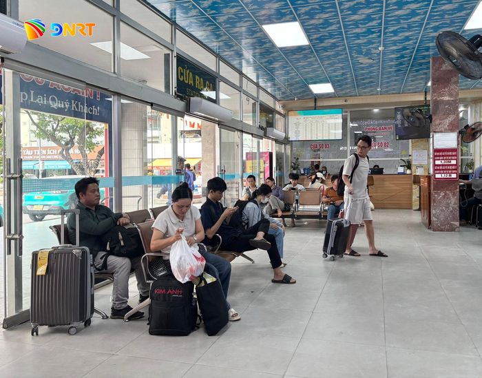 Tại Ga Đà Nẵng, nhiều người dân có mặt từ sớm để làm thủ tục lên tàu. Ảnh: KHÁNH NGÂN