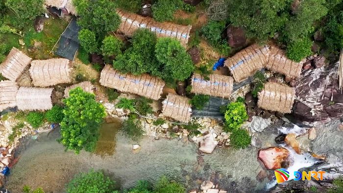 Dưới chân thác Hoa Lư là những sạp tre phục vụ du khách. Ảnh: PHAN VINH
